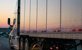 vrachtwagen op de snelweg